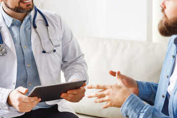 Пациент беседует с врачом